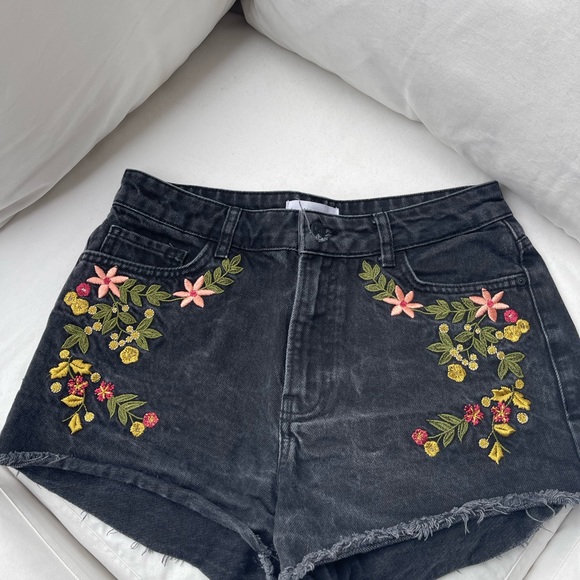 Black jeans shorts from Mango size 6 - Picture 2 of 6